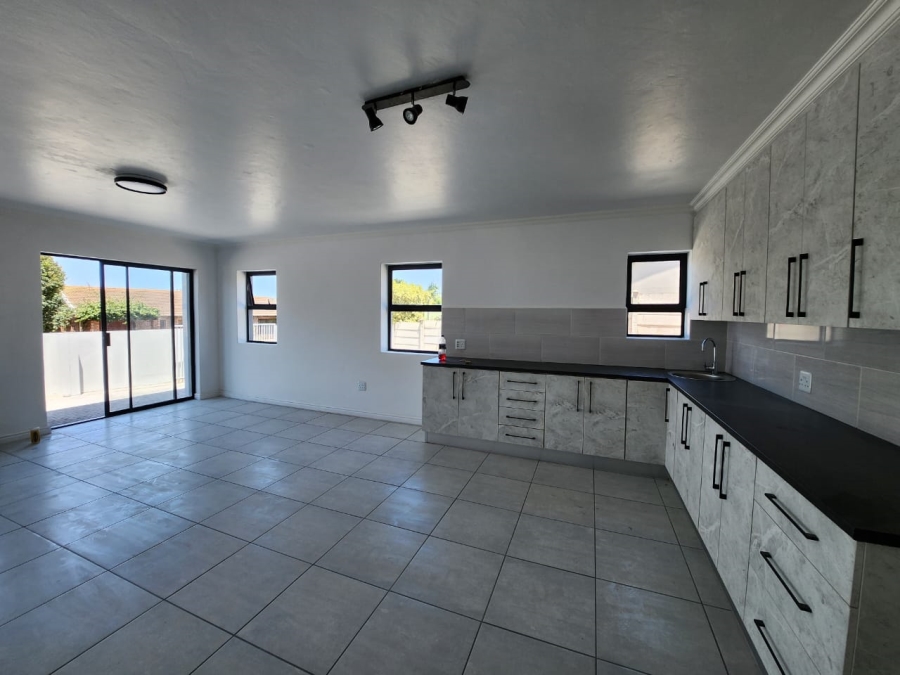 5 Bedroom Property for Sale in Wavecrest Eastern Cape